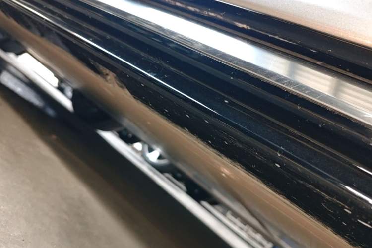 Used Volvo EM90 2025 Ultra Six-Seater Right Side Sill