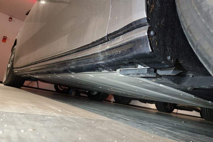 Used Volvo EM90 2025 Ultra Six-Seater Right Side Sill