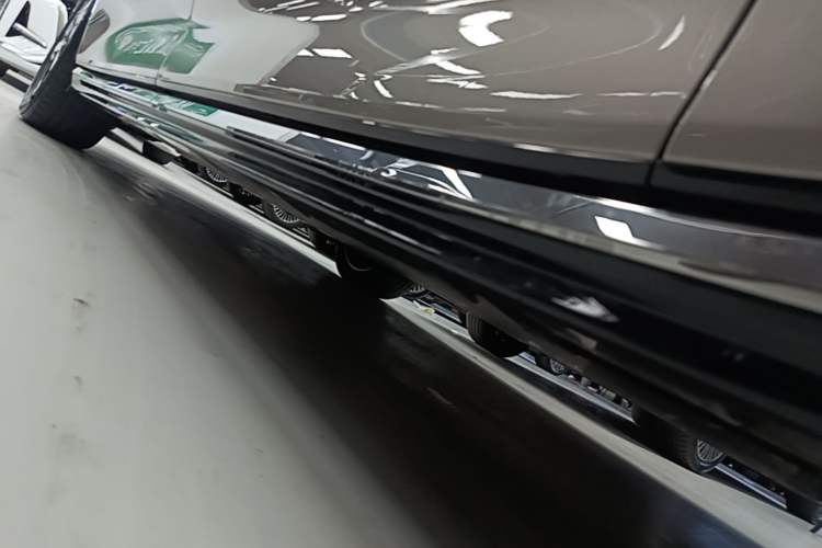 Used Volvo EM90 2025 Ultra Six-Seater Right Side Sill