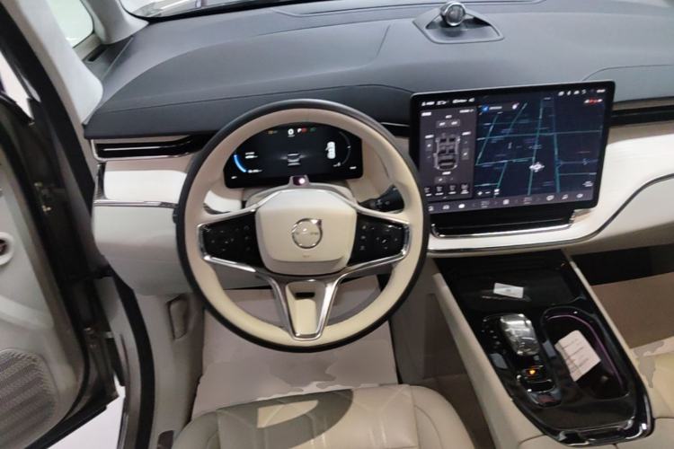 Used Volvo EM90 2025 Ultra Six-Seater Steering Wheel