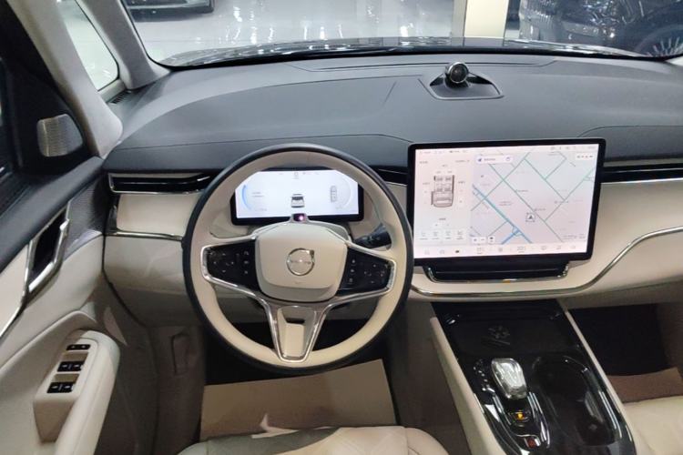 Used Volvo EM90 2025 Ultra Six-Seater Steering Wheel