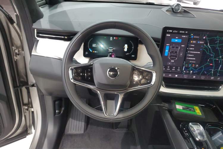 Used Volvo EM90 2025 Ultra Six-Seater Steering Wheel