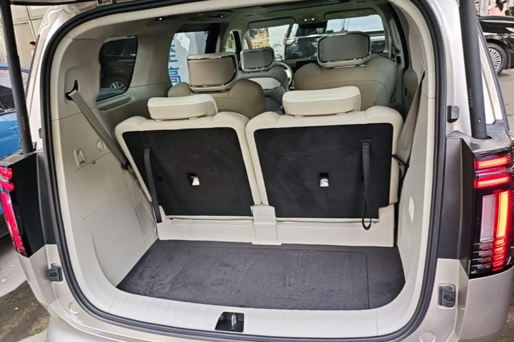 Used Volvo EM90 2025 Ultra Six-Seater Trunk