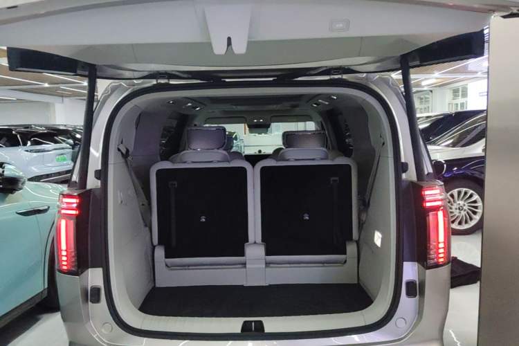 Used Volvo EM90 2025 Ultra Six-Seater Trunk
