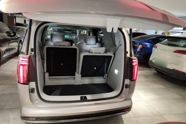 Used Volvo EM90 2025 Ultra Six-Seater Trunk