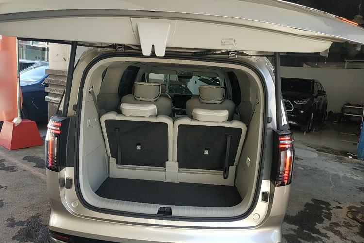 Used Volvo EM90 2025 Ultra Six-Seater Trunk