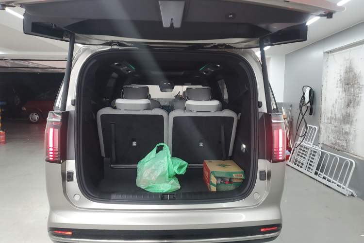 Used Volvo EM90 2025 Ultra Six-Seater Trunk