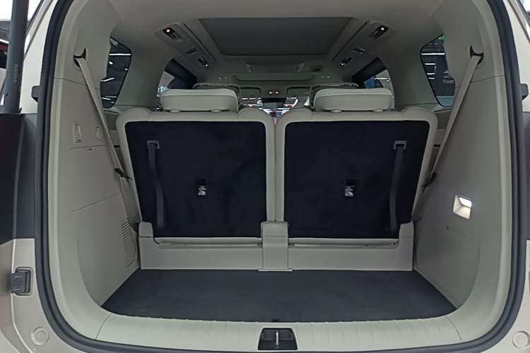 Used Volvo EM90 2025 Ultra Six-Seater Trunk