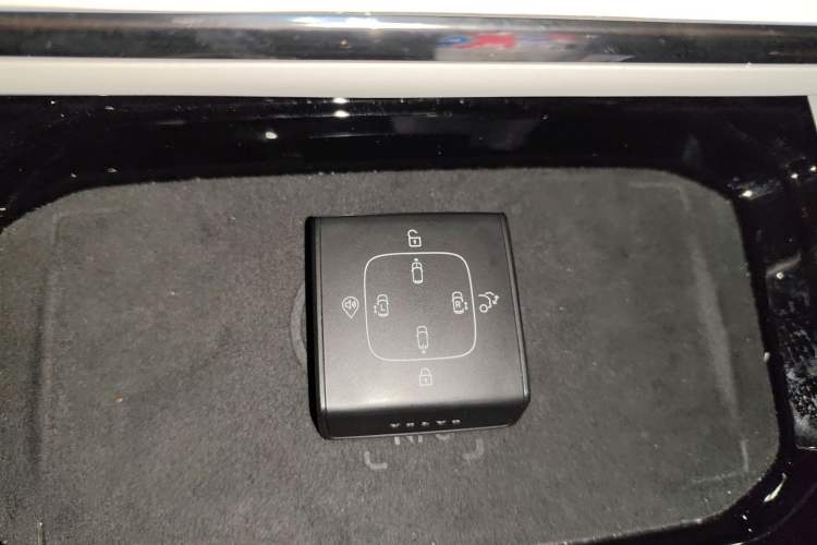 Used Volvo EM90 2025 Ultra Six-Seater Vehicle Key