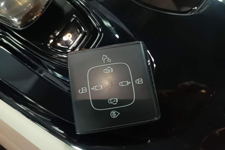 Used Volvo EM90 2025 Ultra Six-Seater Vehicle Key
