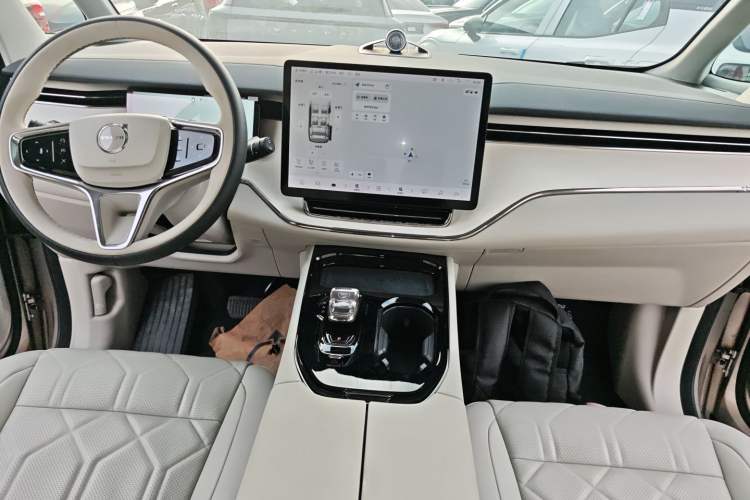 Used Volvo EM90 2025 Ultra Six-Seater Audio And AC Panel