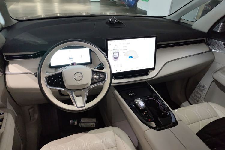 Used Volvo EM90 2025 Ultra Six-Seater Center Console