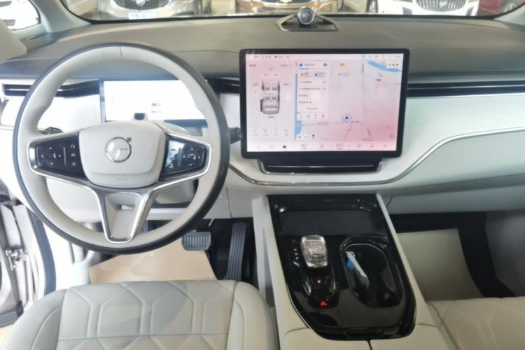 Used Volvo EM90 2025 Ultra Six-Seater Center Console