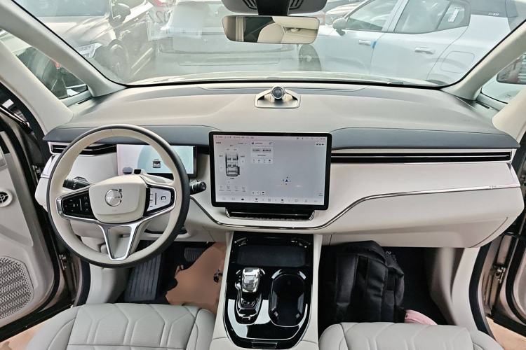 Used Volvo EM90 2025 Ultra Six-Seater Center Console