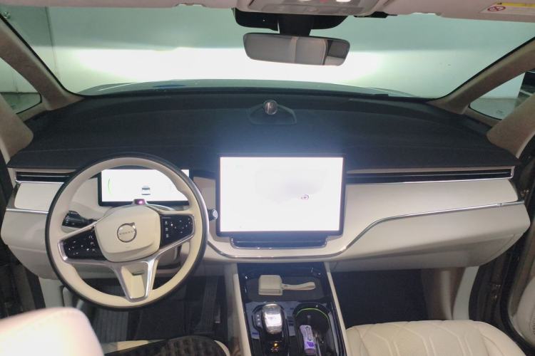 Used Volvo EM90 2025 Ultra Six-Seater Center Console
