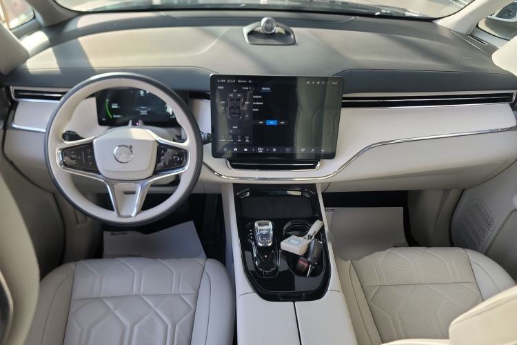 Used Volvo EM90 2025 Ultra Six-Seater Center Console