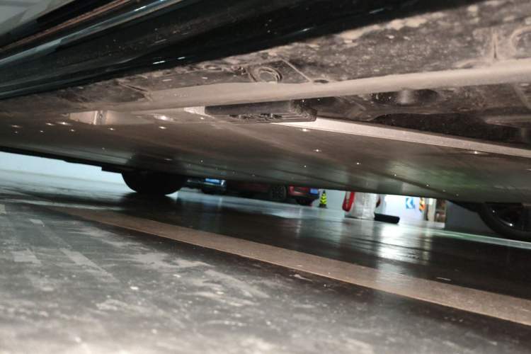 Used Volvo EM90 2025 Ultra Six-Seater Chassis Rear Left