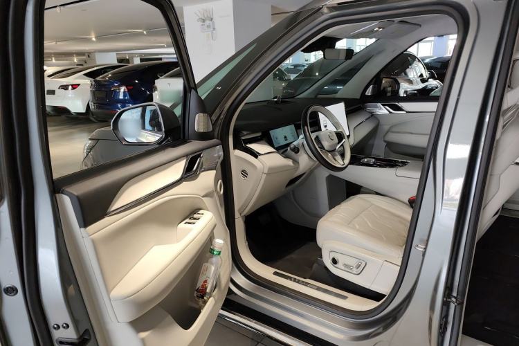 Used Volvo EM90 2025 Ultra Six-Seater Driver Seat