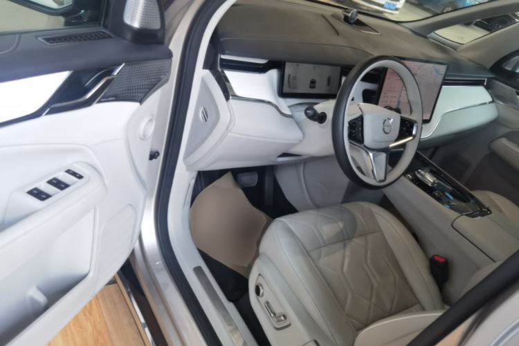 Used Volvo EM90 2025 Ultra Six-Seater Driver Seat