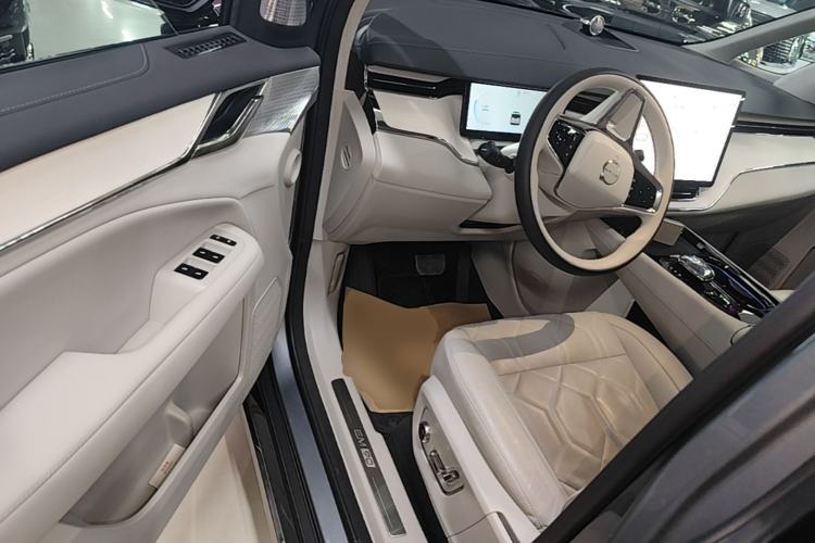 Used Volvo EM90 2025 Ultra Six-Seater Driver Seat