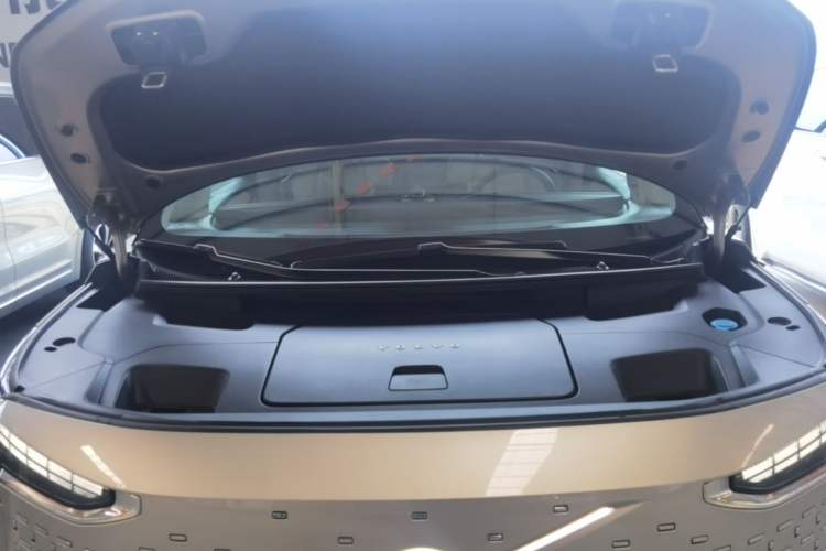 Used Volvo EM90 2025 Ultra Six-Seater Engine Bay