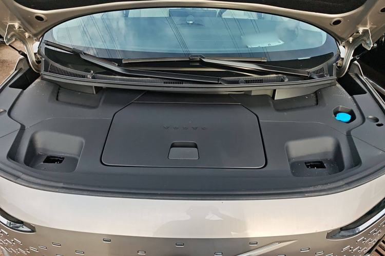 Used Volvo EM90 2025 Ultra Six-Seater Engine Bay