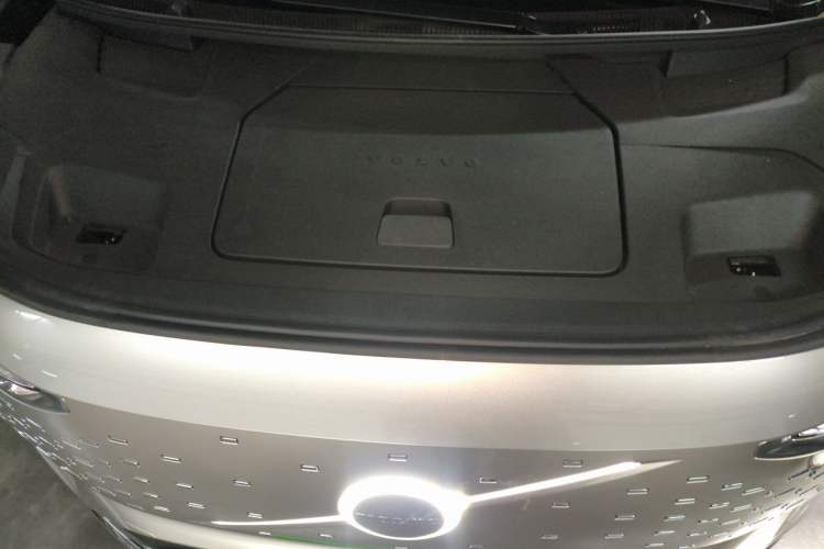Used Volvo EM90 2025 Ultra Six-Seater Engine Bay