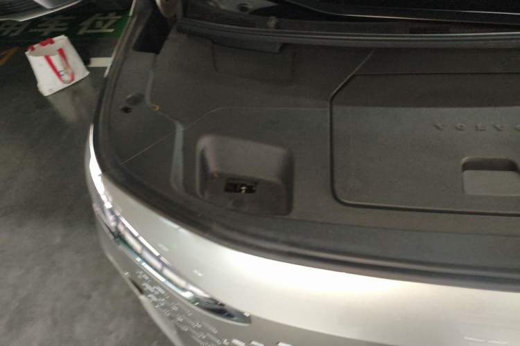 Used Volvo EM90 2025 Ultra Six-Seater Engine Bay Right