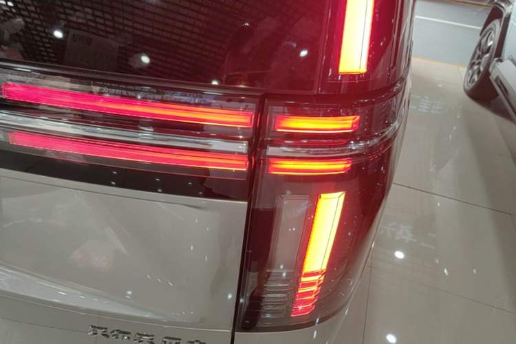 Used Volvo EM90 2025 Ultra Six-Seater Exterior 3