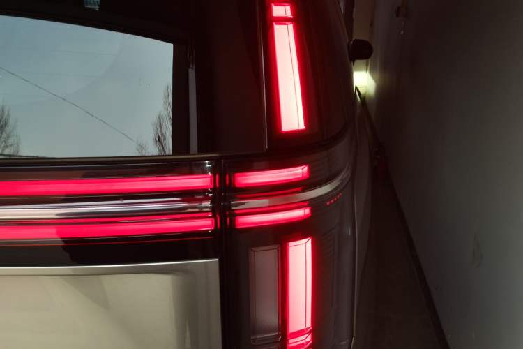Used Volvo EM90 2025 Ultra Six-Seater Exterior 3