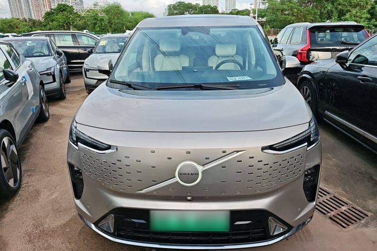 Used Volvo EM90 2025 Ultra Six-Seater Front