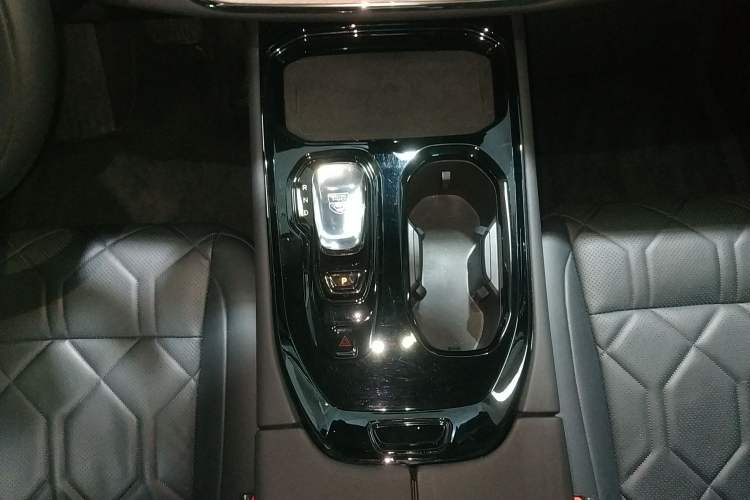 Used Volvo EM90 2025 Ultra Six-Seater Gear Lever