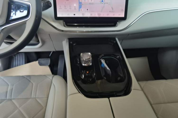 Used Volvo EM90 2025 Ultra Six-Seater Gear Lever