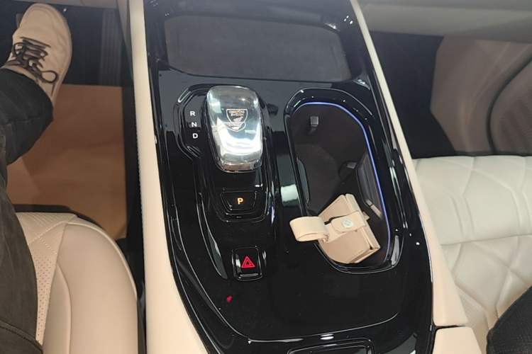 Used Volvo EM90 2025 Ultra Six-Seater Gear Lever