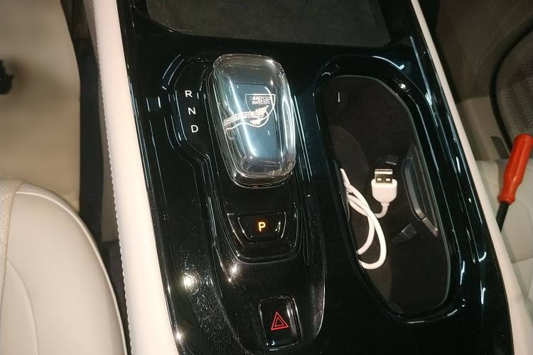 Used Volvo EM90 2025 Ultra Six-Seater Gear Lever