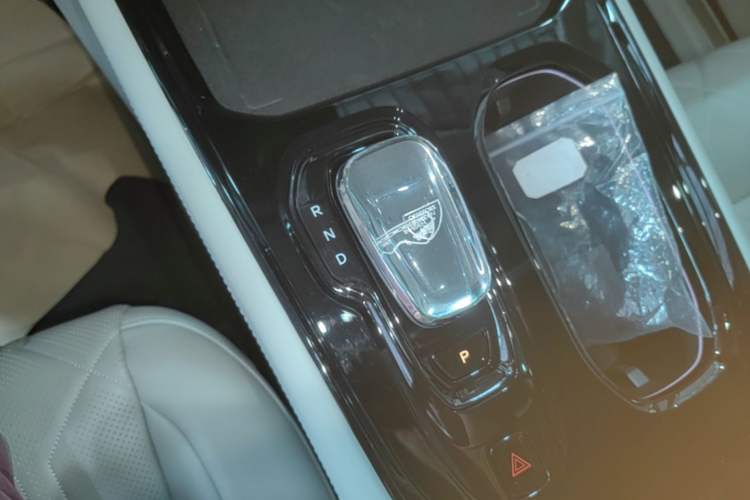 Used Volvo EM90 2025 Ultra Six-Seater Gear Lever