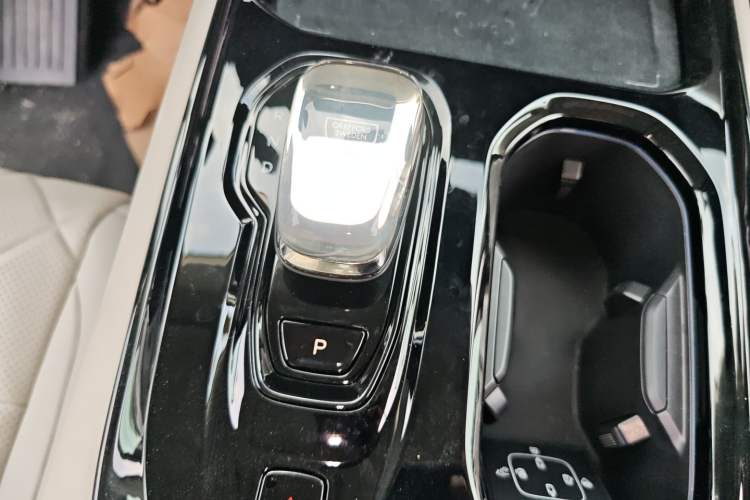 Used Volvo EM90 2025 Ultra Six-Seater Gear Lever