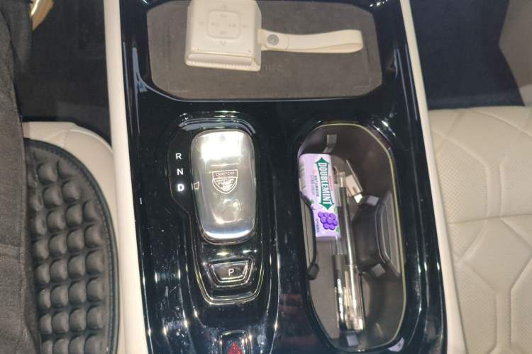 Used Volvo EM90 2025 Ultra Six-Seater Gear Lever