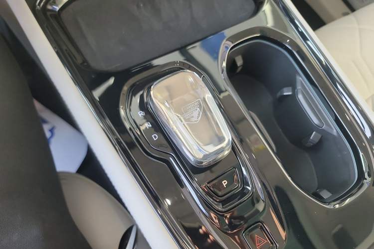 Used Volvo EM90 2025 Ultra Six-Seater Gear Lever