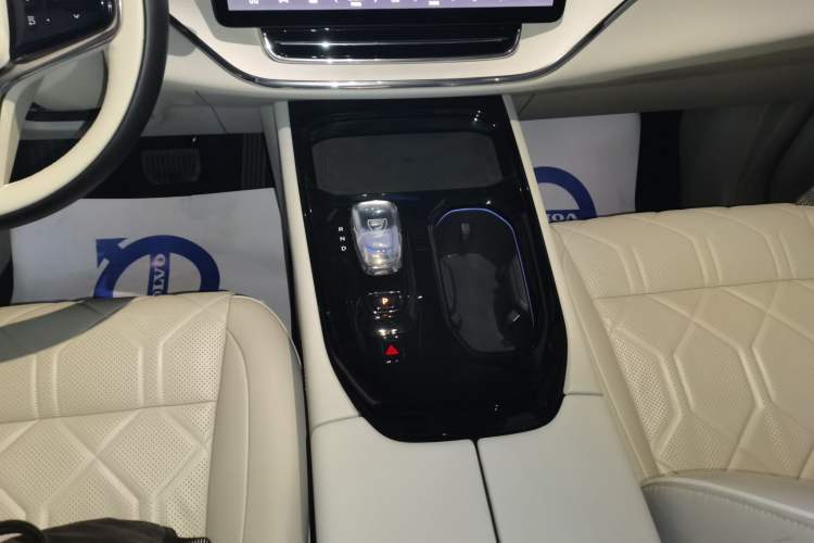 Used Volvo EM90 2025 Ultra Six-Seater Gear Lever