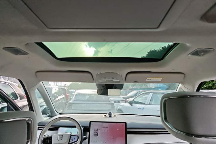 Used Volvo EM90 2025 Ultra Six-Seater Headliner