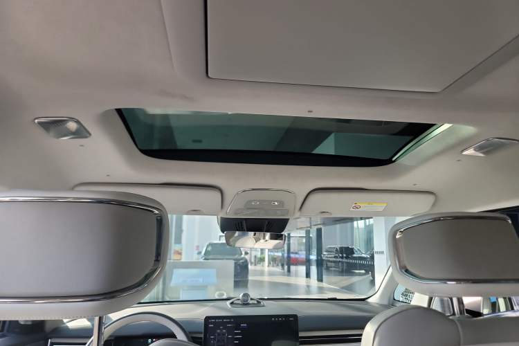 Used Volvo EM90 2025 Ultra Six-Seater Headliner