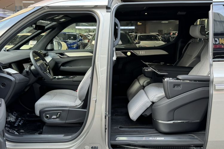 Used Volvo EM90 2025 Ultra Six-Seater Interior 10