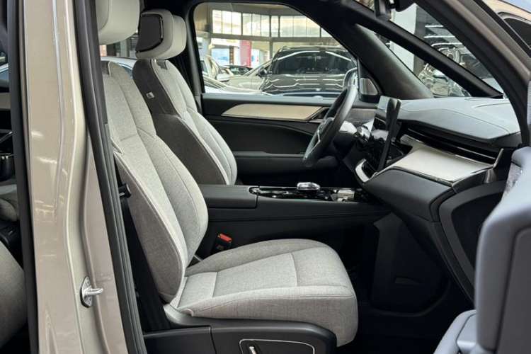 Used Volvo EM90 2025 Ultra Six-Seater Interior 12