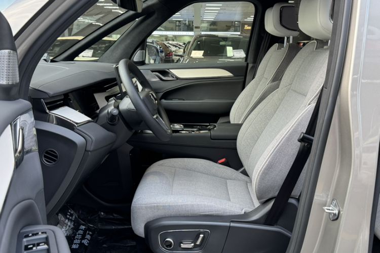 Used Volvo EM90 2025 Ultra Six-Seater Interior 13