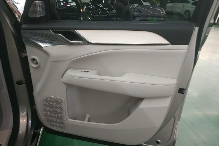 Used Volvo EM90 2025 Ultra Six-Seater Interior 5