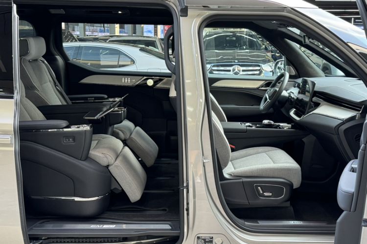 Used Volvo EM90 2025 Ultra Six-Seater Interior 6