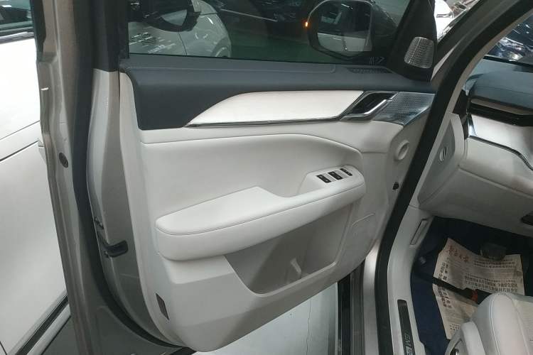 Used Volvo EM90 2025 Ultra Six-Seater Interior 7