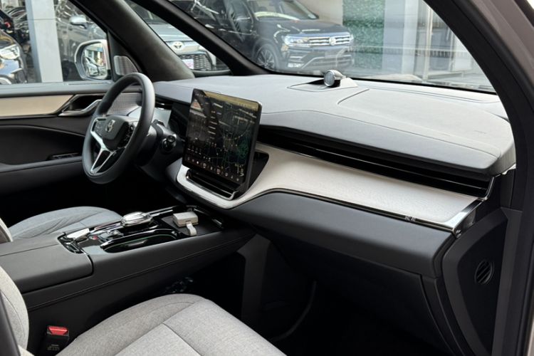 Used Volvo EM90 2025 Ultra Six-Seater Interior 8