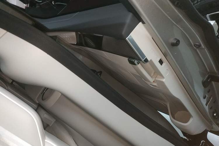 Used Volvo EM90 2025 Ultra Six-Seater Interior 8